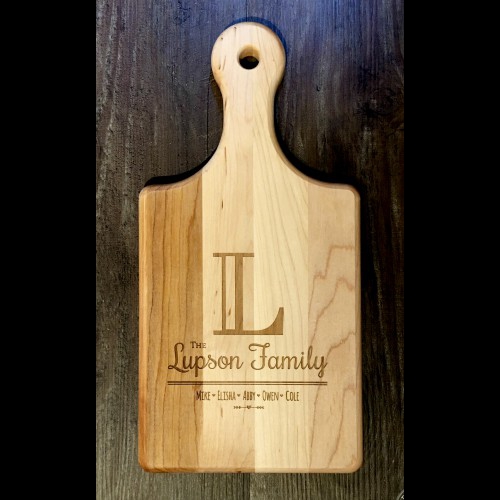 Engraved cutting boards in Canada. This design shows a large initial with the family name underneath.