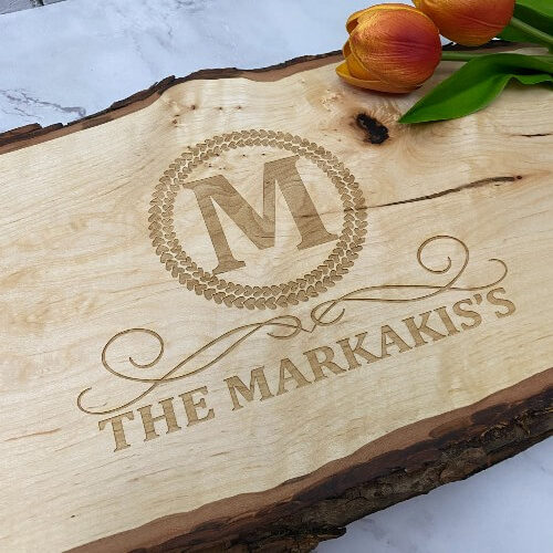 Personalized charcuterie board, made in Canada, with engraving in the center.